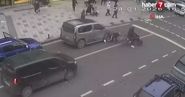Arnavutköy’de ön kaldıran motosikletli park halindeki arabaya çarptı