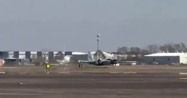 NASA uçağının iniş takımları açılmadı! Gövde üzerine iniş yaptı