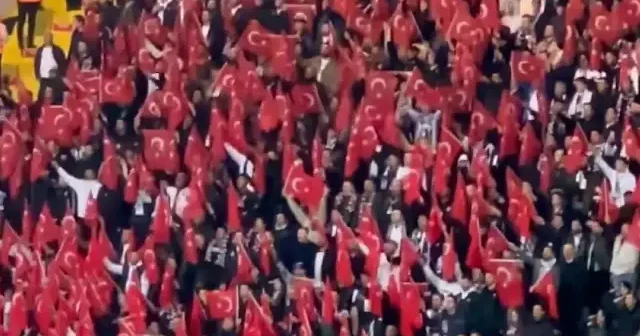 Beşiktaş tribünleri hep bir ağızdan İstiklal Marşı nı okudu: Bayrağa kalkan eller kırılsın VİDEO İZLE