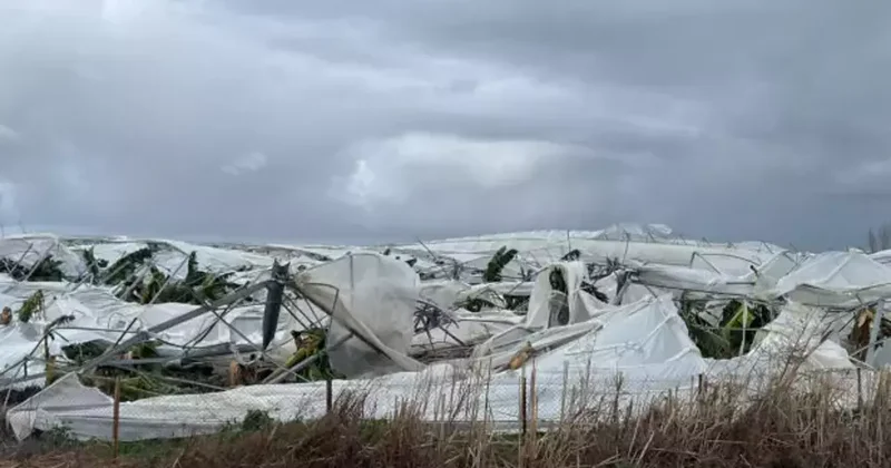 Antalya’yı hortum vurdu: Seralar yerle bir oldu, tekneler parçalandı