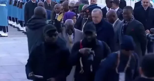 Nijerya Cumhurbaşkanı Tinubu, resmi karşılama töreni sırasında zor anlar yaşadı