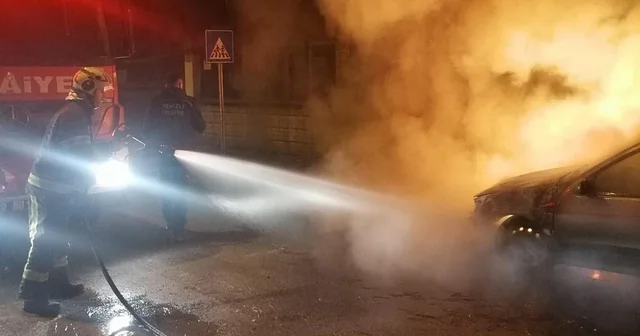 Sarayköy de park halindeki otomobil alevlere teslim oldu Denizli Haberleri