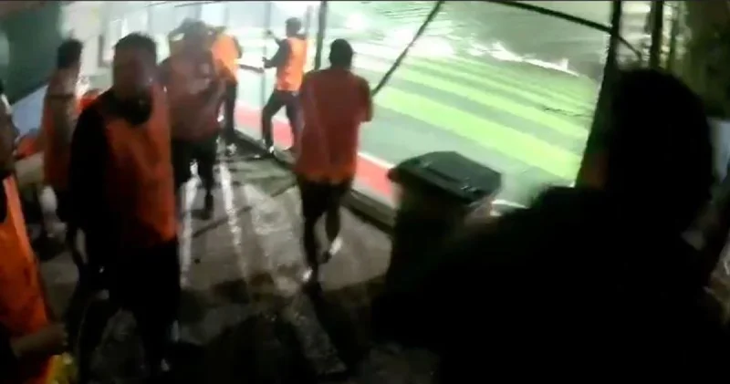 Son dakika: Antalya da halı sahanın çatısı çöktü... O anlar kamerada! Son dakika haberleri