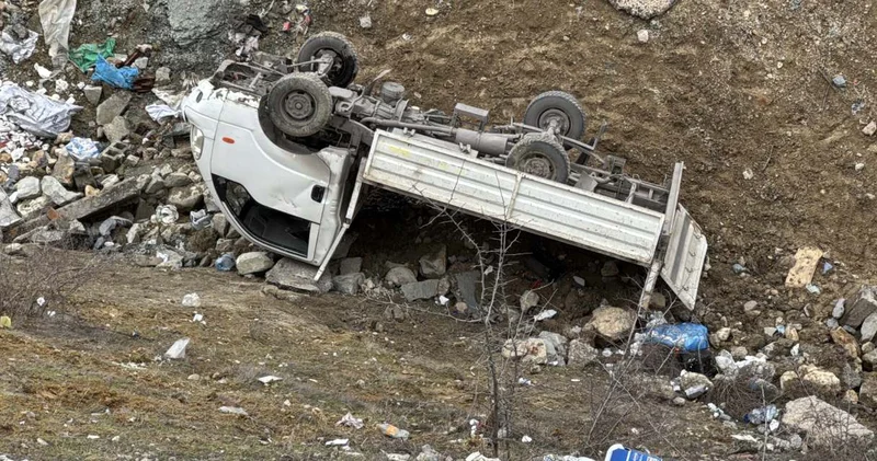 Sürücü hakimiyetini kaybetti: Kamyonet şarampole devrildi!