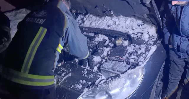 Seyir halindeyken yanan aracın motoruna karla müdahale Van Haberleri