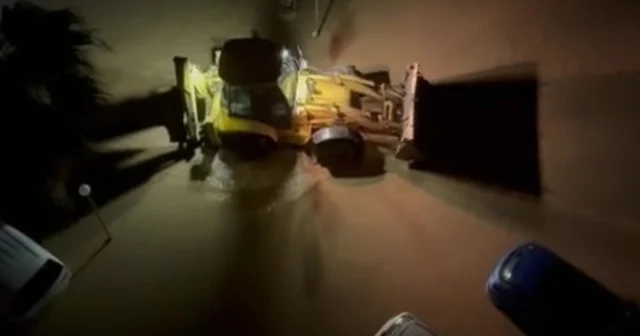 Taşan dere nedeniyle sitenin bahçesi ve araçlar su içinde kaldı Antalya Haberleri