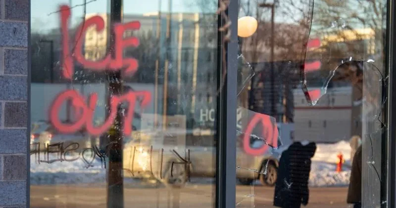 Almanya dan ABD ye gidecek vatandaşlarına seyahat uyarısı: Gerekçe göçmen polislerinin saldırıları!