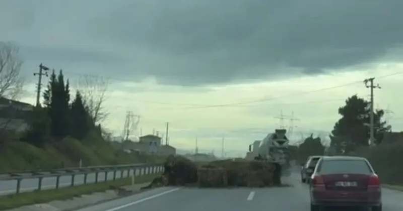 Seyir halindeki tırdan düşen saman balyaları trafiği tehlikeye attı