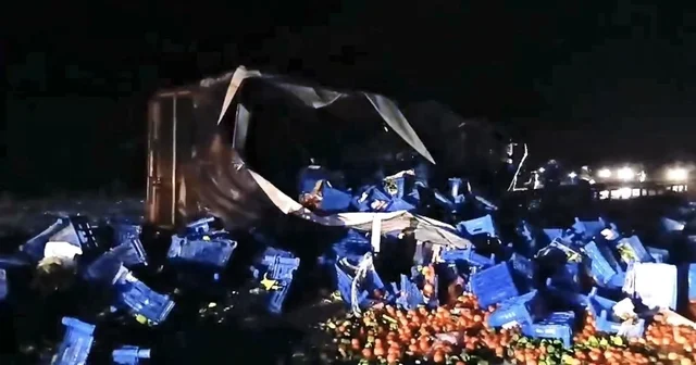 Kütahya Eskişehir karayolunda meyve yüklü tır devrildi Kütahya Haberleri