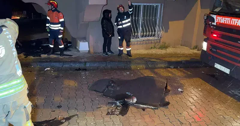 İstanbul da fırtına etkili oldu; bazı binaların çatıları uçtu