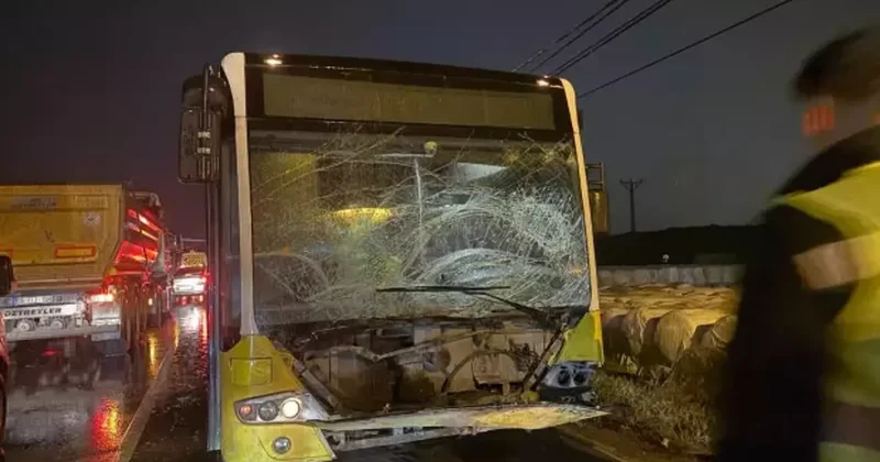Arnavutköy de İETT otobüsü ile hafif ticari araç çarpıştı: 2 yaralı