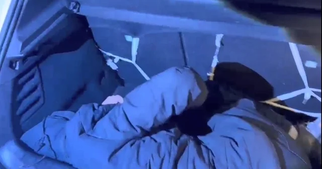 Kars ta araçların bagajında 2 düzensiz göçmen yakalandı, 3 organizatör gözaltına alındı Kars Haberleri