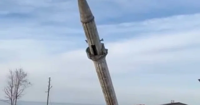 Yenisi yapılınca eski caminin minaresi kontrollü bir şekilde yıkıldı Rize Haberleri