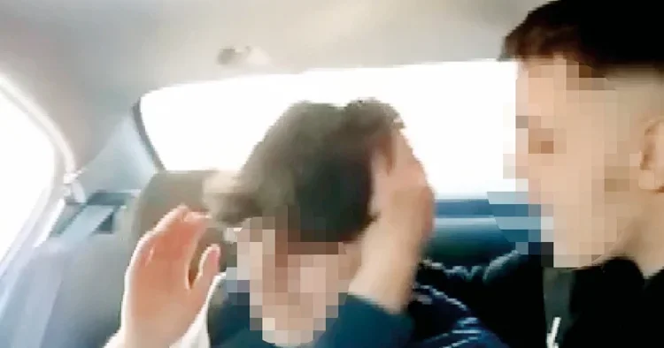 Oyun arkadaşını alıkoyup dövdü