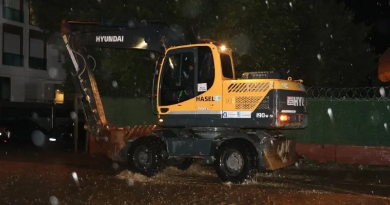 Antalya yı fırtına vurdu: Dere taştı araçlar mahsur kaldı