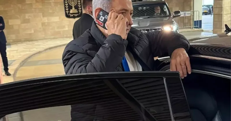 Netanyahu nun telefonun kamerasını bantla kapattığı görüldü