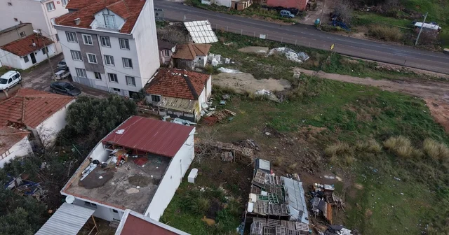 Bandırma da fırtına, müstakil evin çatısını 60 metre uçurdu Balıkesir Haberleri
