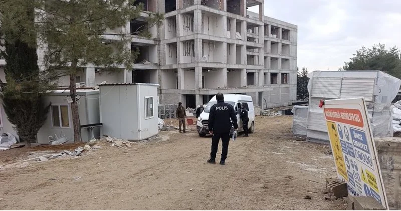 Son dakika: İş makinesi ile duvar arasında sıkışan işçi yaşamını yitirdi Son dakika haberleri