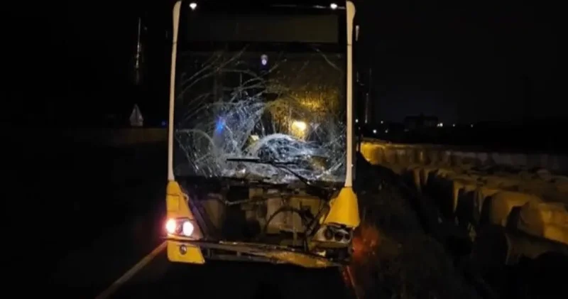 Hafif ticari araç ve İETT otobüsü kafa kafaya çarpıştı: 2 yaralı