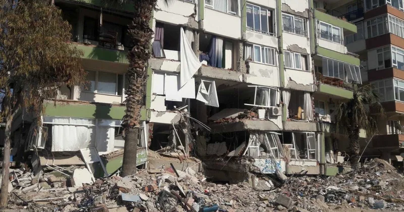 Depremde yıkılan Ersel 2 Apartmanı davası: Kamu görevlilerine 8 yıl 10 ay 20 gün hapis cezası verildi