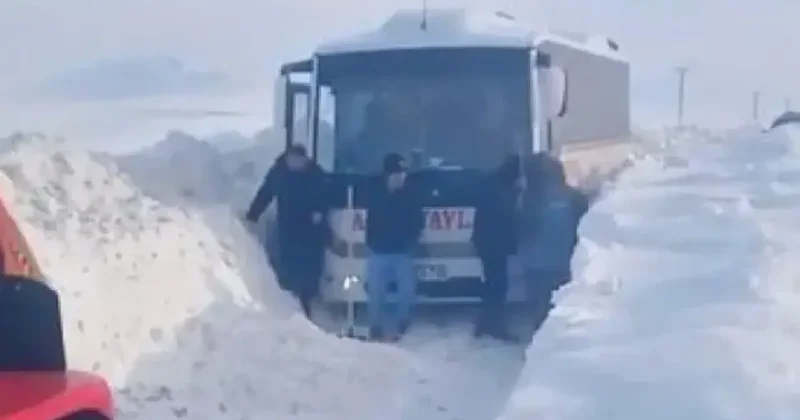 Yolcu midibüsü kara saplandı, mahsur kalanları muhtar kurtardı