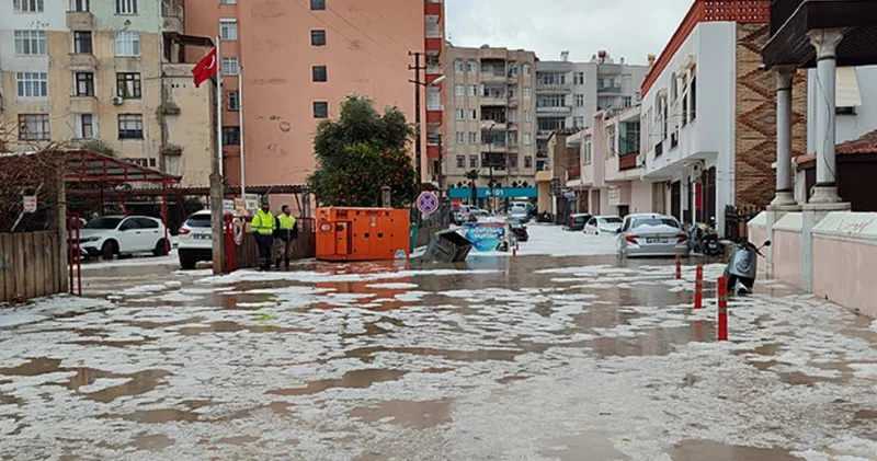 Silifke’yi sağanak ve dolu vurdu