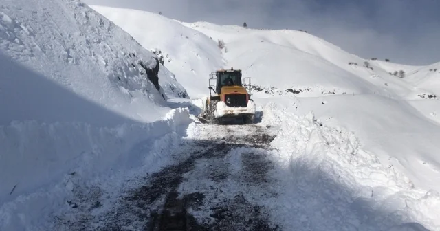 Kar ve tipi Doğu yu etkiledi, ekipler yolları açıyor Erzincan Haberleri