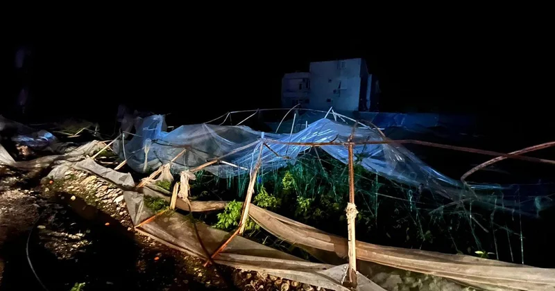 Antalya yı hortum vurdu: Seralar büyük zarar gördü