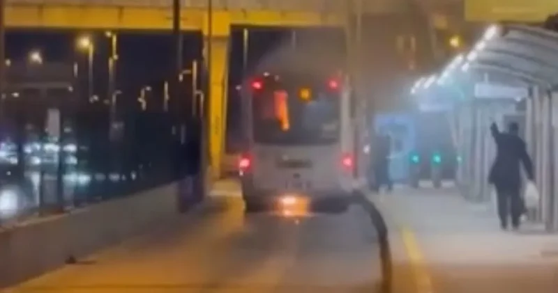 Üsküdar da panik anları! Yolcu indiren metrobüste yangın çıktı