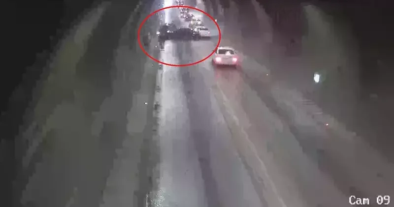 Tünelde iki otomobilin kafa kafaya çarpıştığı kaza kamerada