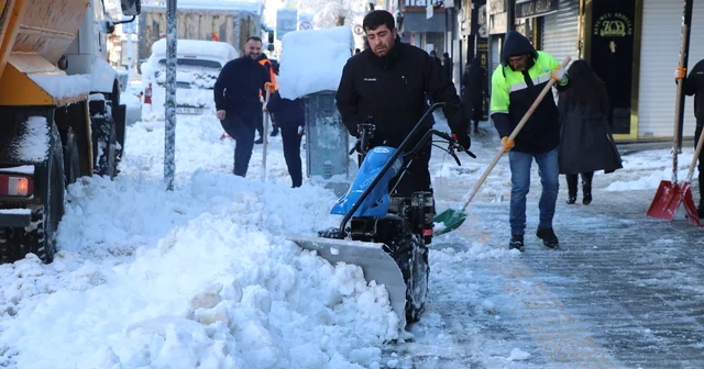 Van da kardan 390 yerleşim yerinin yolu kapandı, okullar tatil edildi Van Haberleri
