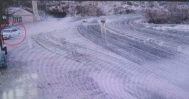 Otomobilin lokantaya girdiği kaza kamerada Bingöl Haberleri