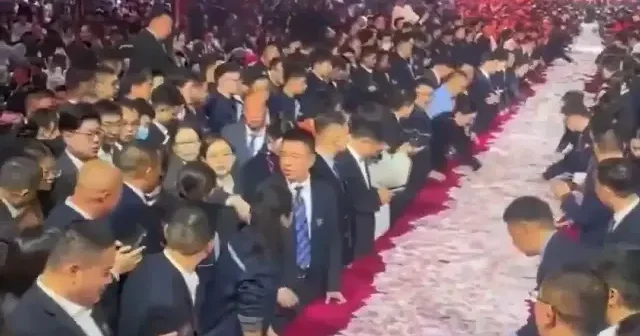 Çinli patrondan çılgın ikramiye: 26 milyon doları masaya yığıp çalışanlarına taşıyabildiğin kadar al dedi VİDEO İZLE