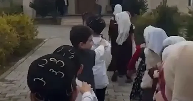 Mersin’deki minik Kur’an öğrencileri camide hediyelerle karşılandı VİDEO İZLE