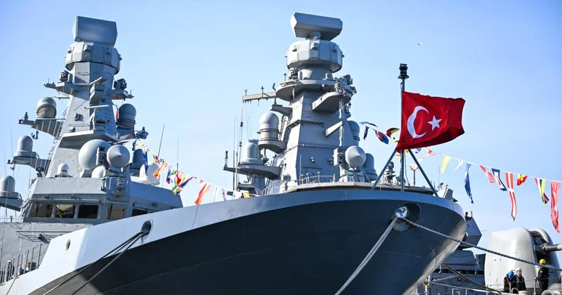 Türk donanması Hollanda basınını büyüledi