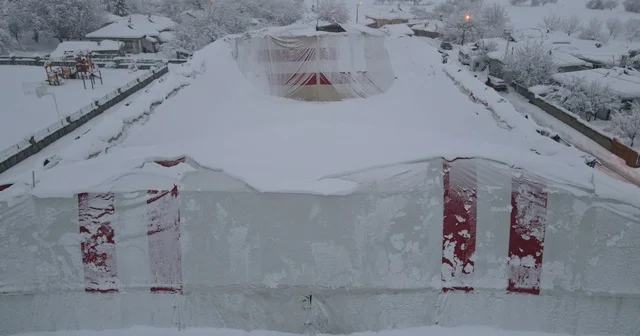 Erzincan da kardan halı sahanın brandası çöktü Erzincan Haberleri