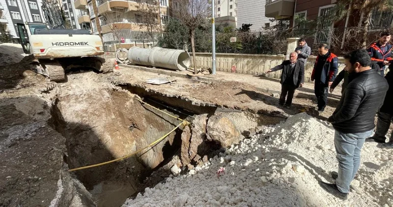 Altyapı çalışmalarında yol çöktü: 2 işçi yaralandı