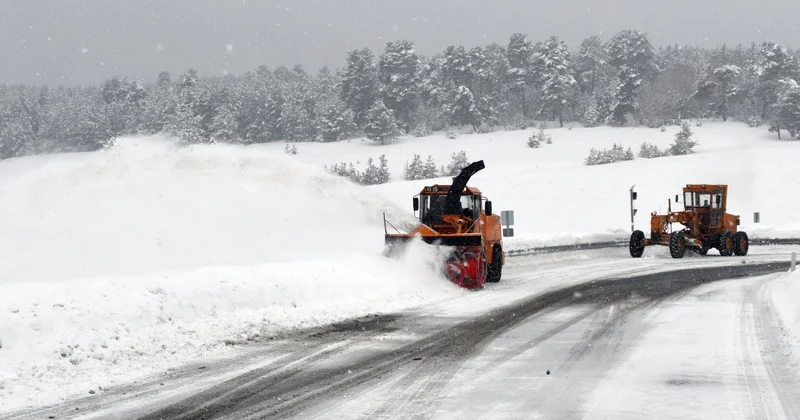 Siirt te kar nedeniyle mahsur kalan 15 araç kurtarıldı