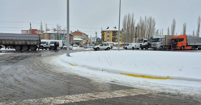 GÜNCELLEME Kar ve tipi nedeniyle kapanan Sivas Malatya kara yolu ulaşıma açıldı Sivas Haberleri