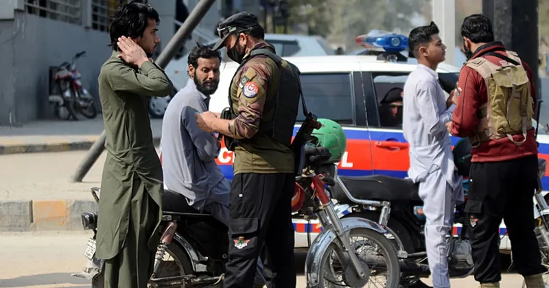 SON DAKİKA Afganistan ile Pakistan arasında sıcak çatışma: Askeri hedefler imha edildi, can kaybı artıyor