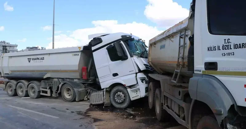 Hafriyat kamyonları çarpıştı: 1 yaralı