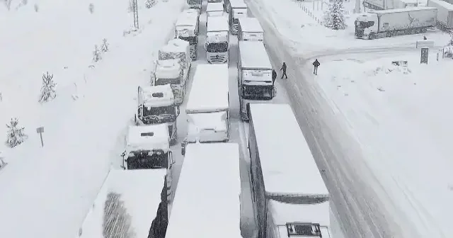 Yoğun kar yağışı nedeniyle Refahiye Erzincan kara yolunda ulaşım güçlükle sağlanıyor VİDEO İZLE