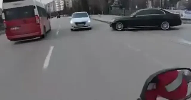 Caddede ters yöne giren otomobil trafiği tehlikeye attı VİDEO İZLE