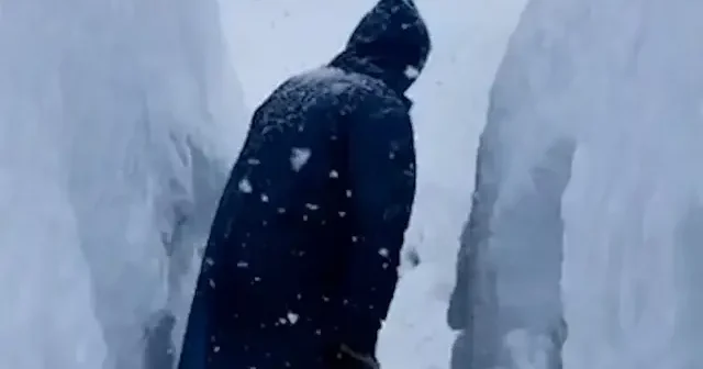 Tunceli de kar kalınlığı insan boyunu aştı: Vatandaşlar evlerinden çıkabilmek için saatlerce uğraştı VİDEO İZLE