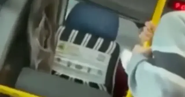 Minibüs şoförü parasını vermeyenler var diyerek yolcuları indirmemekle tehdit etti: Kurunun yanında yaş da yanacak VİDEO İZLE