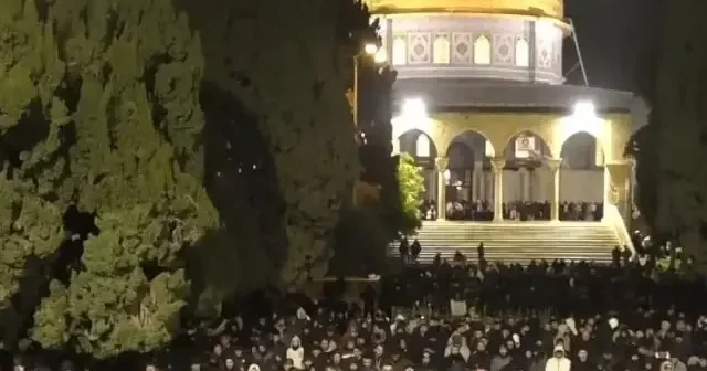 Filistinliler Mescid i Aksa’da teravih namazı kıldı VİDEO İZLE