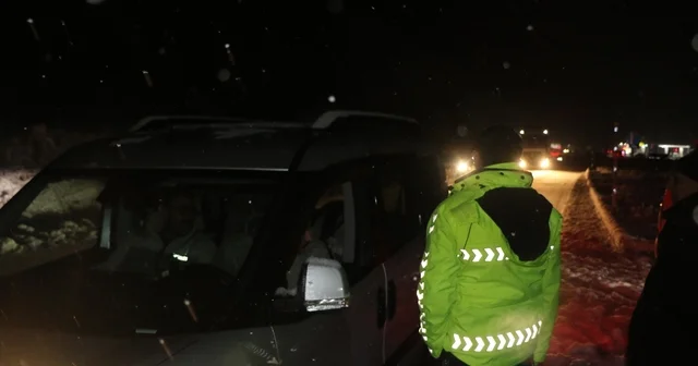 Kar ve tipi nedeniyle Erzincan ın çevre illerle ulaşımı güçlükle sağlanıyor Erzincan Haberleri