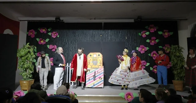 Aydın Büyükşehir Belediyesi nden çocuklara tiyatro şöleni Müzisyenler Çetesi Yenipazar da çocuklarla buluştu Aydın Haberleri