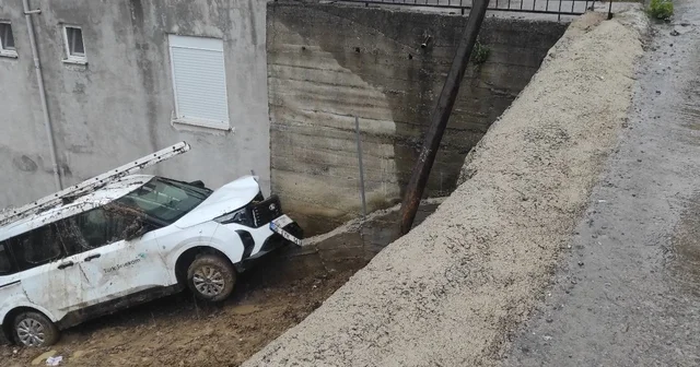 Yoldan çıkan otomobil tarlaya girdi Zonguldak Haberleri