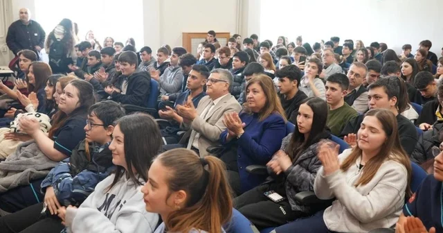 Sinop ta öğrencilerden nefes kesen münazara Sinop Haberleri